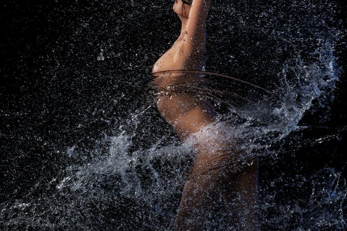 Dynamics of human movement in darkness